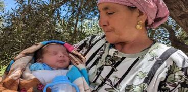 الطفل الناجي مع جدته عقب زلزال المغرب