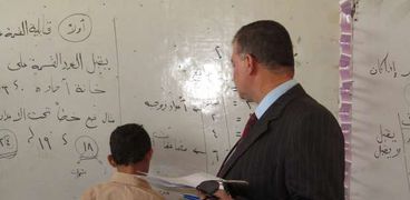 بالصور| وكيل "تعليم الفيوم" يشيد بمستوى التلاميذ بمدرسة "أبو شنب"