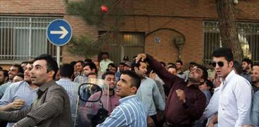 أرشيفية -محتجون إيرانيون أمام سفارة السعودية بطهران