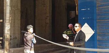 بالصور :"رئيس حي ثان المحلة يقود حملة لإزالة الأبراج السكنية المخالفة