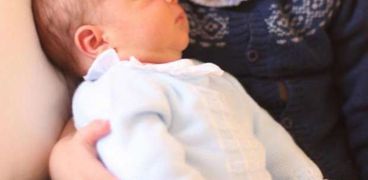 الأميرة شارلوت تستقبل مولود العائلة الجديد بقبلة "حنونة"
