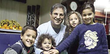 مصطفى يونس مع أطفال الأسرة