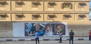 نيرة أشرف علي جرافيتي في أحد الشوارع