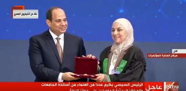 السيسي يكرم الدكتورة مها سعد زكي في احتفالية عيد العلم