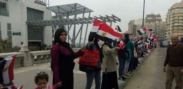 سلسلة بشرية بطول 15 متراً بكورنيش الإسكندرية لدعم الرئيس السيسى