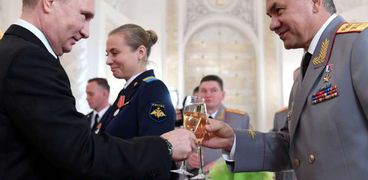 الرئيس الروسى ووزير دفاعه خلال احتفال تكريم العسكريين الذين قاتلوا فى سوريا