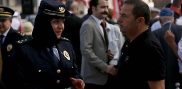 شرطية تركية ترتدي الحجاب أثناء احتفالات النصر