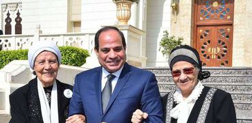 السيسي يتوسط السيدتان المتبرعتان لصندوق "تحيا مصر"