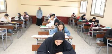 طلاب يؤدون الامتحانات- أرشيفية