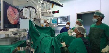 الأطباء يجرون عملية جراحية لأحد المرضى