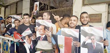 مواطنون احتشدوا أمام الشهر العقاري بصور الرئيس لتحرير التوكيلات المؤيدة لترشحه