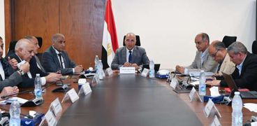 وزير الري خلال اجتماعه بقيادات الوزارة