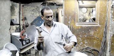 «حسين» صاحب ورشة تصليح قدور الفول