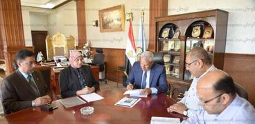 محافظ مطروح خلال توقيعه بروتوكول مع مسئولى مؤسسة مصر الخير فى قطاع التعليم