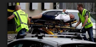 رجال إسعاففي نيوزيلاندة ينقلون ضحايا الهجوم الإرهابي