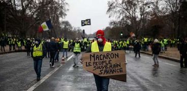 محتجون ضد ماكرون يغلقون أحد الشوارع بالعاصمة الفرنسية