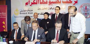 محمد الأتربى أثناء توقيع عقد تسوية مديونية مؤسسة دار التحرير