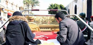 محافظ الإسكندرية يشارك في تشييع شهيد الواجب أيمن كتات في جنازة عسكرية