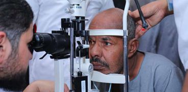 مواطن خلال إجراء فحوصات على عينيه ضمن مبادرة «عنيك فى عنينا» بمحافظة الأقصر