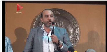 بالفيديو| "شبانة" ينفعل علي حضور مؤتمر "الأهرام": أنا خجلان وأنا قاعد جنب "مكرم" و "منتصر"