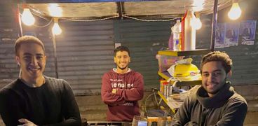 ثلاثة طلاب جامعيين يقدمون وجبات للمارة: "الشغل مش عيب ولازم نساعد نفسنا علشان مصاريف الدراسة"