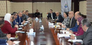 ٤ وزراء ومحافظ القاهرة يستعرضون الحلول والبدائل المقترحة للتعامل مع مشكلة منطقة الزرايب بمدينة ١٥ مايو