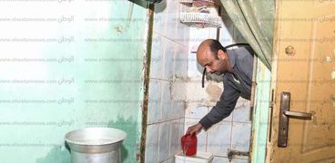 بالصور| أهالي «كفر طهرمس» يعانون من انقطاع المياه.. ومسئول بالشركة: «بتجيلهم ساعتين»