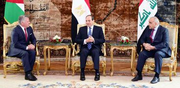 «السيسى» يتوسط الملك عبدالله الثانى ورئيس الوزراء العراقى على هامش القمة الثلاثية