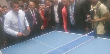 وزير التعليم يلعب تنس طاولة بجامعة حلوان