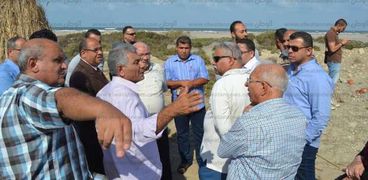 لجنة تتفقد موقع إنشاء أكبر محطة لتحلية مياه البحر بالبرلس