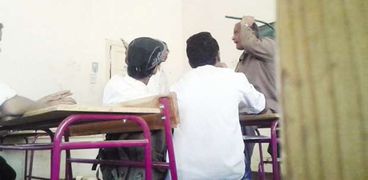 المدرس فى لقطة من الفيديو الذى صوره أحد الطلاب