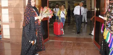 السياح الطليان خلال وصولهم الى مطار مطروح واستقبالهم بالورود