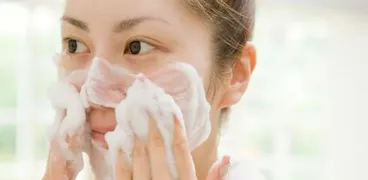 فوائد غسل الوجه قبل النوم - تعبيرية
