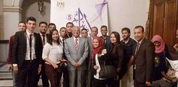 رئيس جامعة المنيا مع الفائزين