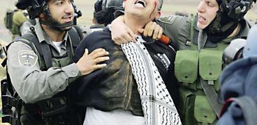 الاحتلال يمارس سياسة التنكيل والتعذيب تجاه الأسرى الفلسطينيين