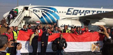 المشجعين المصريين قبل مغادرتهم إلى الجابون
