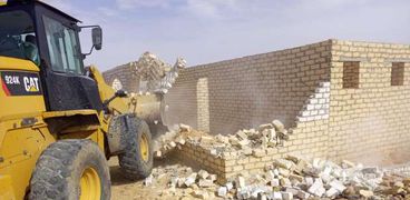 جانب من إزالة التعديات في حي فيصل بمحافظة السويس