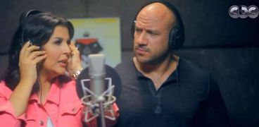 منى الشاذلي تغني مع أحمد مكي