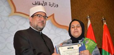 الحاصلة على المركز الأول في مسابقة القرآن الكريم أثناء تكريمها