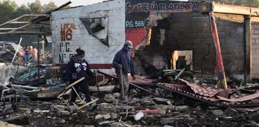 آثار انفجار سوق الألعاب النارية فى المسكيك «أ.ف.ب»