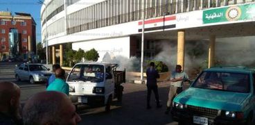 سيارة مكافحة ناقلات الأمراض أمام مبني محافظة الدقهلية