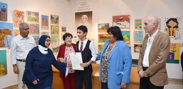 الدكتورة إيناس عبدالدايم وزيرة الثقافة  تسلم جوائز بينالي القاهرة الدولي لفنون الطفل