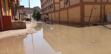 كسر المياه والقمامة يستقبلان طلاب مدرسة "الشهداء" بأسوان
