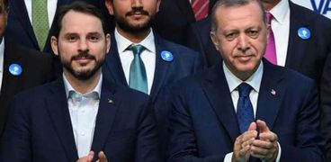 أردوغان وصهره بيرات البيرق وزير المالية المستقيل