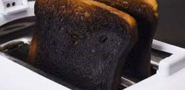 خبز محترق داخل محمصة