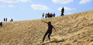 "كورونا" يضرب موسم التزحلق على الرمال في وادي الريان بالفيوم