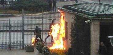 مواطن تركي يحرق نفسه أمام البرلمان