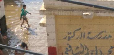 غرق مدرسة "محمد الشافعي "بقرية "ميت المخلص " بالغربية بسبب مياه الصرف