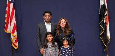 السفيرة الأمريكية هيرو مصطفى وزوجها وابنتاها