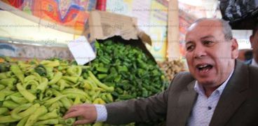 محافظ كفرالشيخ يتفقد شادر بيلا لبيع الخضار والفاكهة